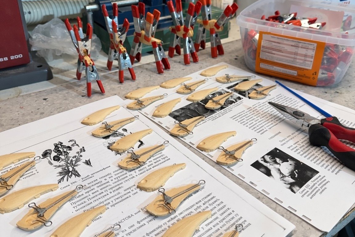 Ručna izrada GOX voblera — drvene polovine sa žičanom armaturom, štipaljke i alat na radnom stolu